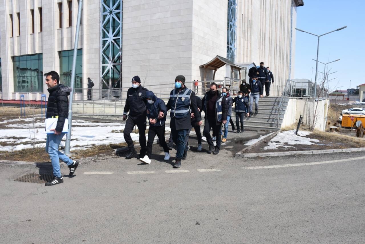 Kars'ta kablo hırsızları polisin takibiyle suçüstü yakalandı