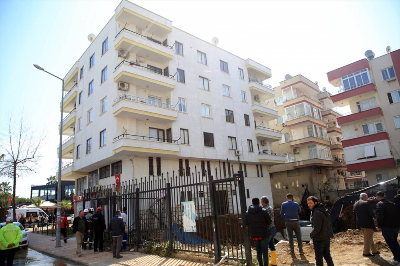 GÜNCELLEME - Mersin'de 4 katlı apartmanın önündeki giriş bölümü çöktü