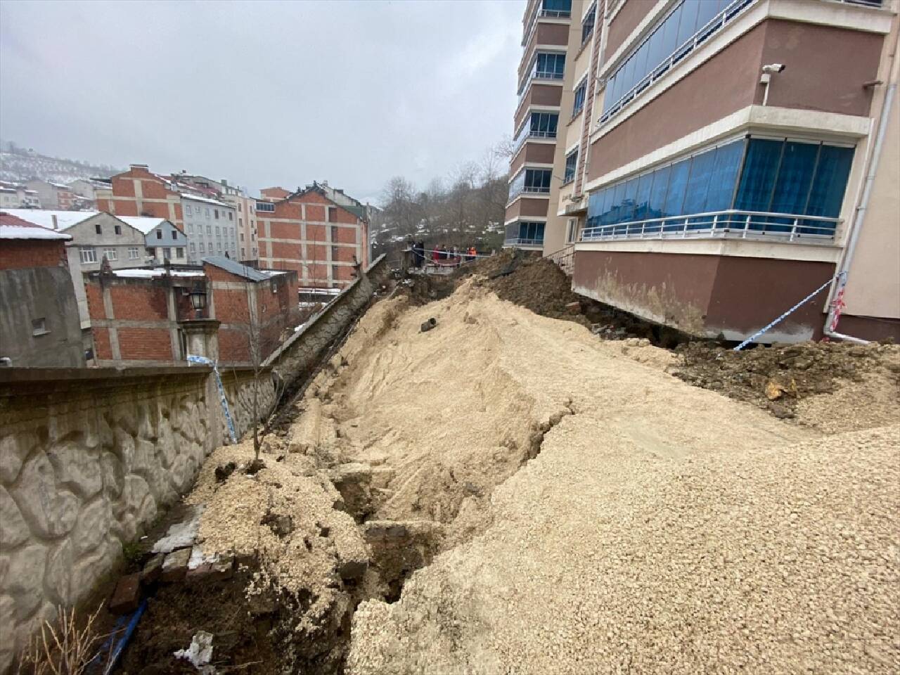 GÜNCELLEME - Ordu'da heyelan nedeniyle sitenin perde duvarı çöktü