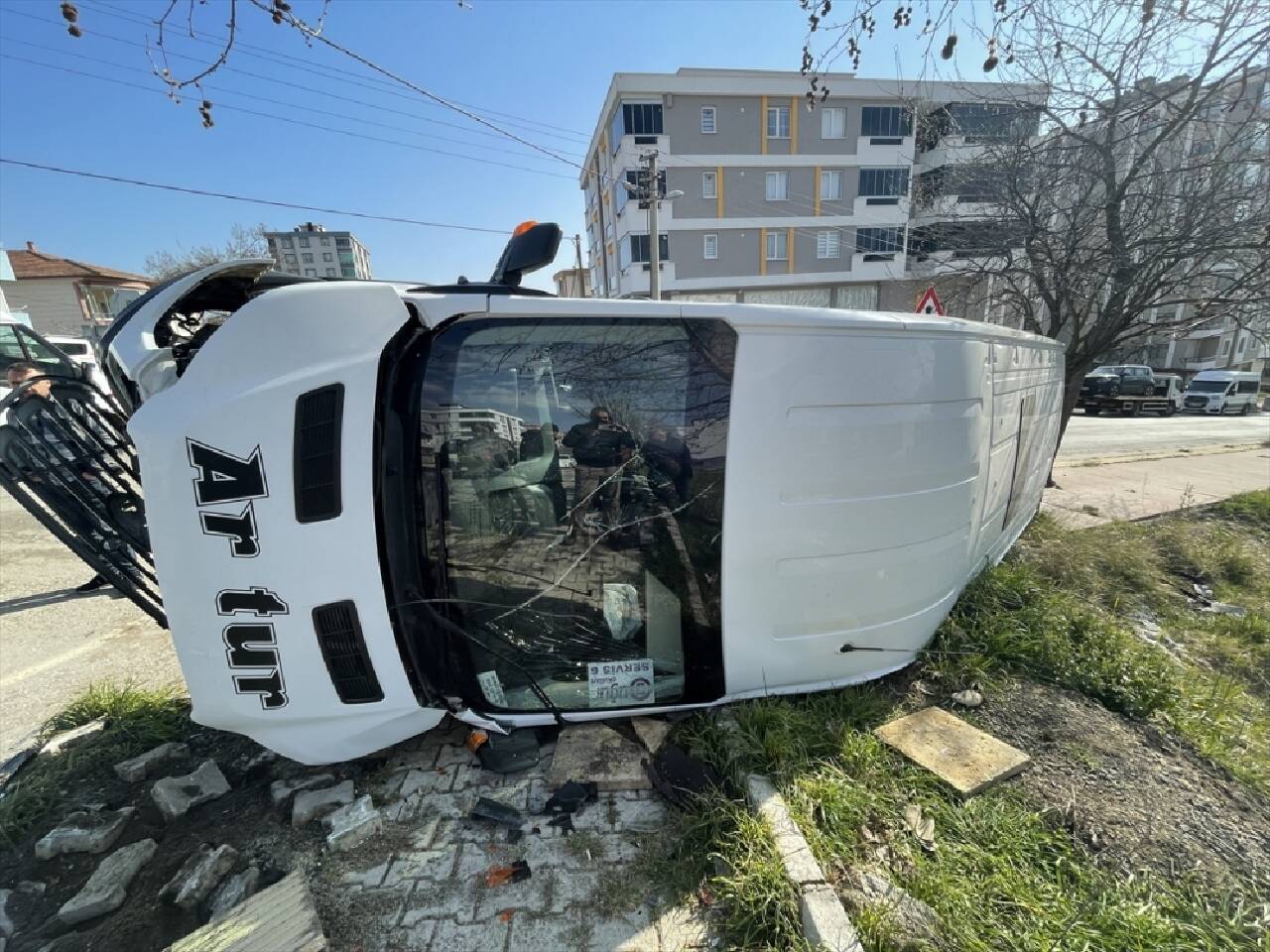 GÜNCELLEME - Samsun'da öğrenci servisi ile otomobil çarpıştı, 10'u öğrenci 15 kişi yaralandı