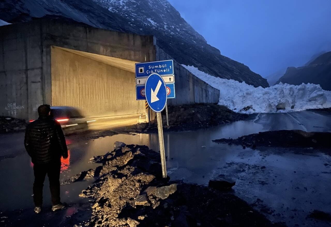 Hakkari'de kar nedeniyle 45 yerleşim biriminin yolu ulaşıma kapandı