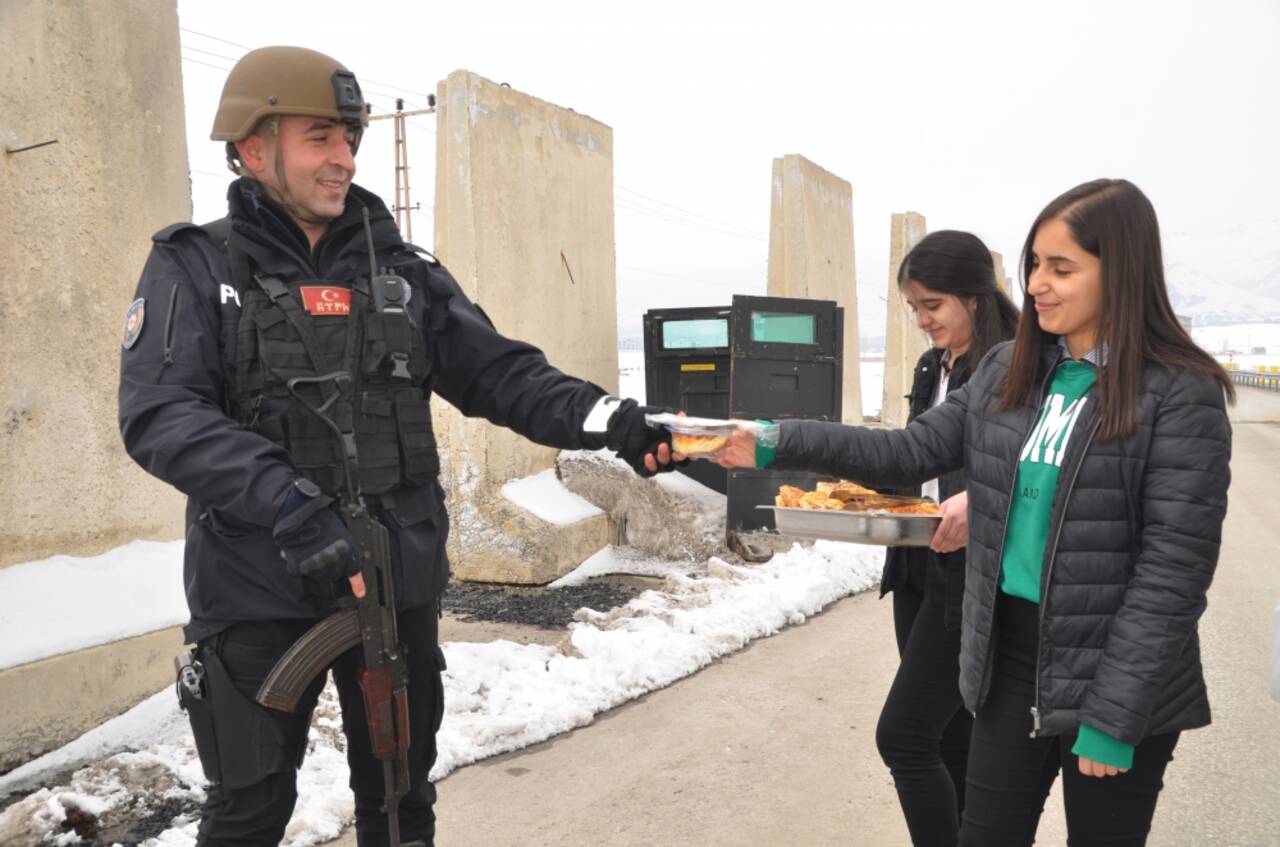 Hakkari'de öğrenciler yol kontrol noktasındaki polislere börek ikram etti