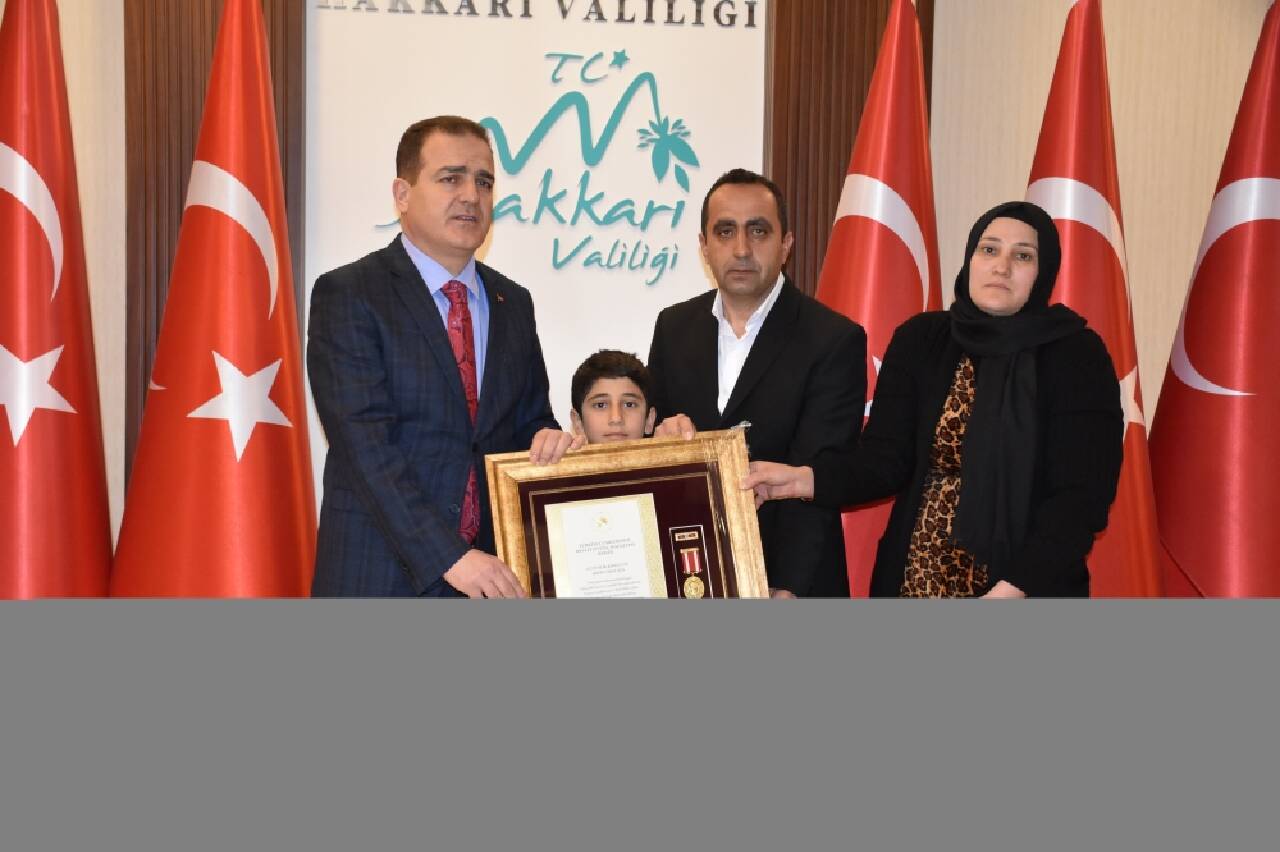 Hakkari'de şehit güvenlik korucularının ailelerine Devlet Övünç Madalyası verildi