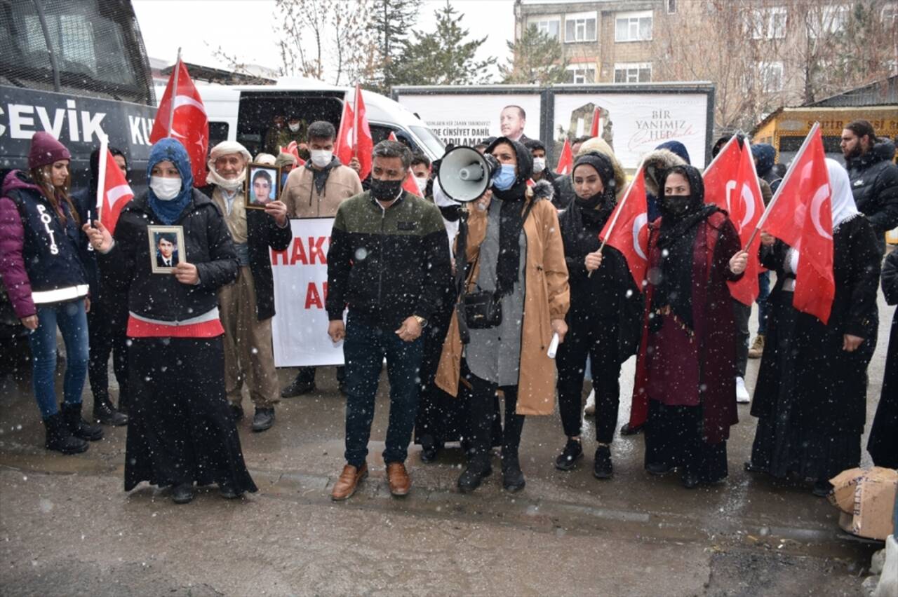 Hakkari'de terör mağduru aileler HDP İl Başkanlığı önündeki eylemini sürdürdü