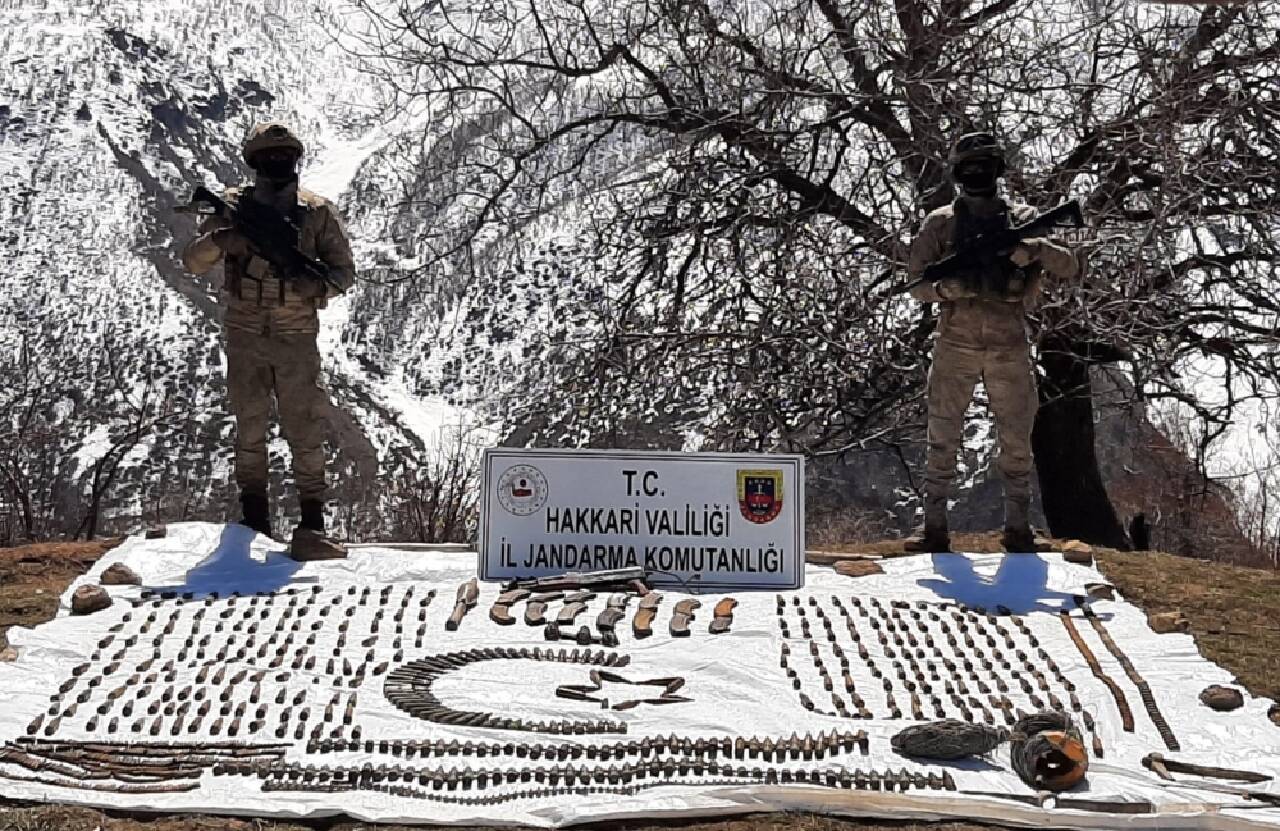 Hakkari'de terör operasyonunda silah ve mühimmat ele geçirildi