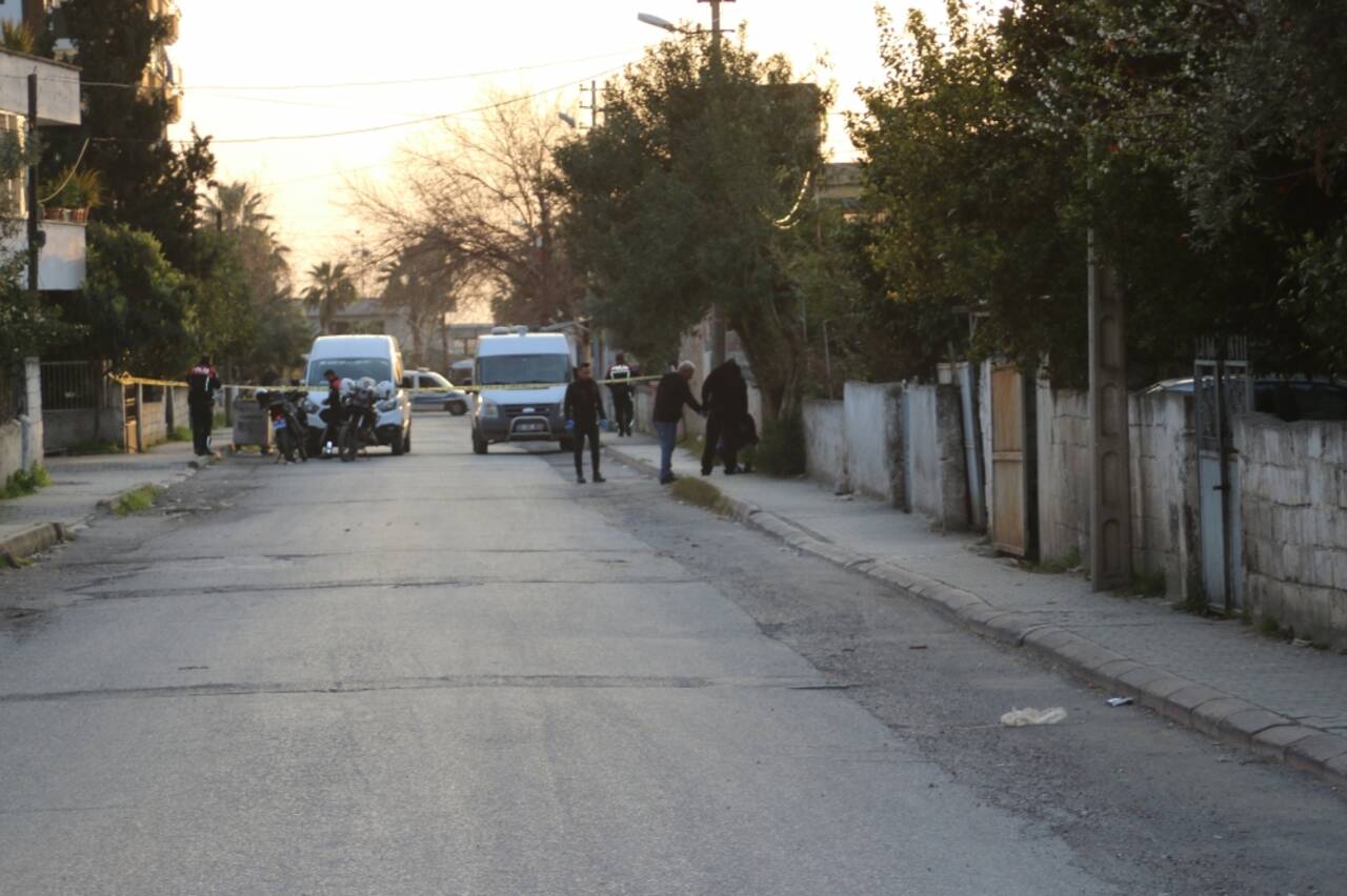 Hatay'da polisten kaçan otomobilden yol kenarına el bombası atıldı