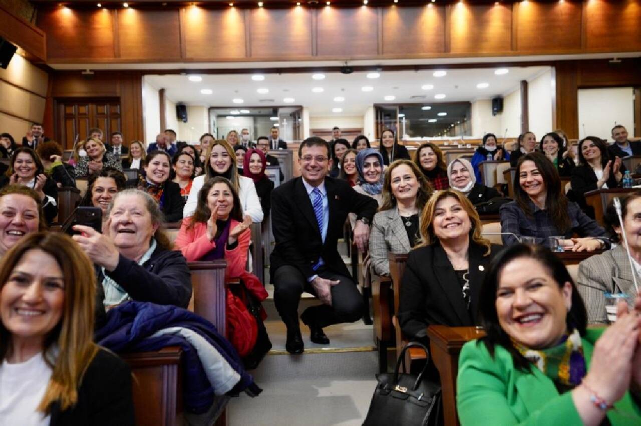 İmamoğlu, kadın muhtarlar ve İBB Meclisindeki kadın üyelerle buluştu