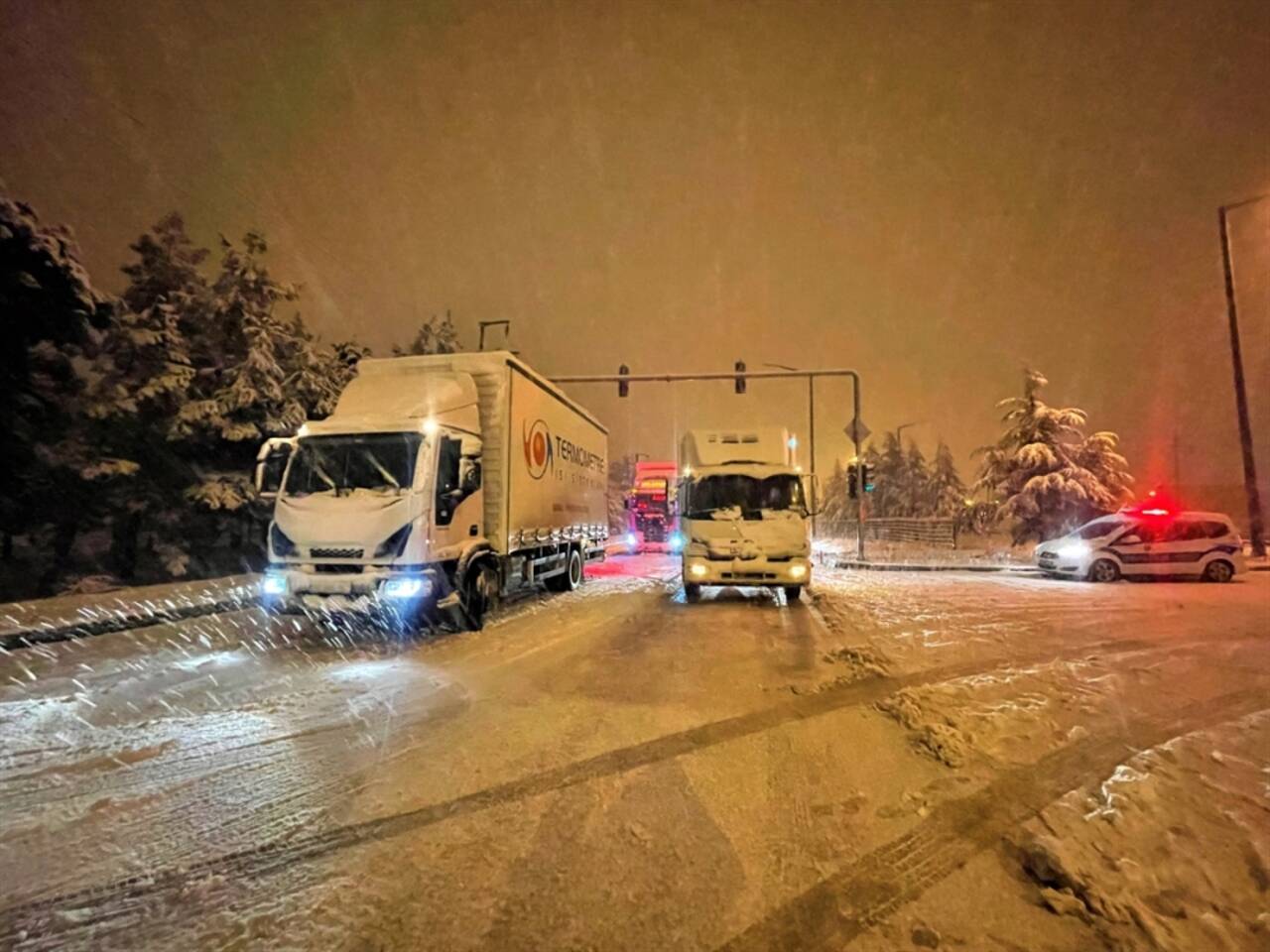 Isparta-Burdur-Antalya kara yolu kar yağışı nedeniyle ulaşıma kapandı