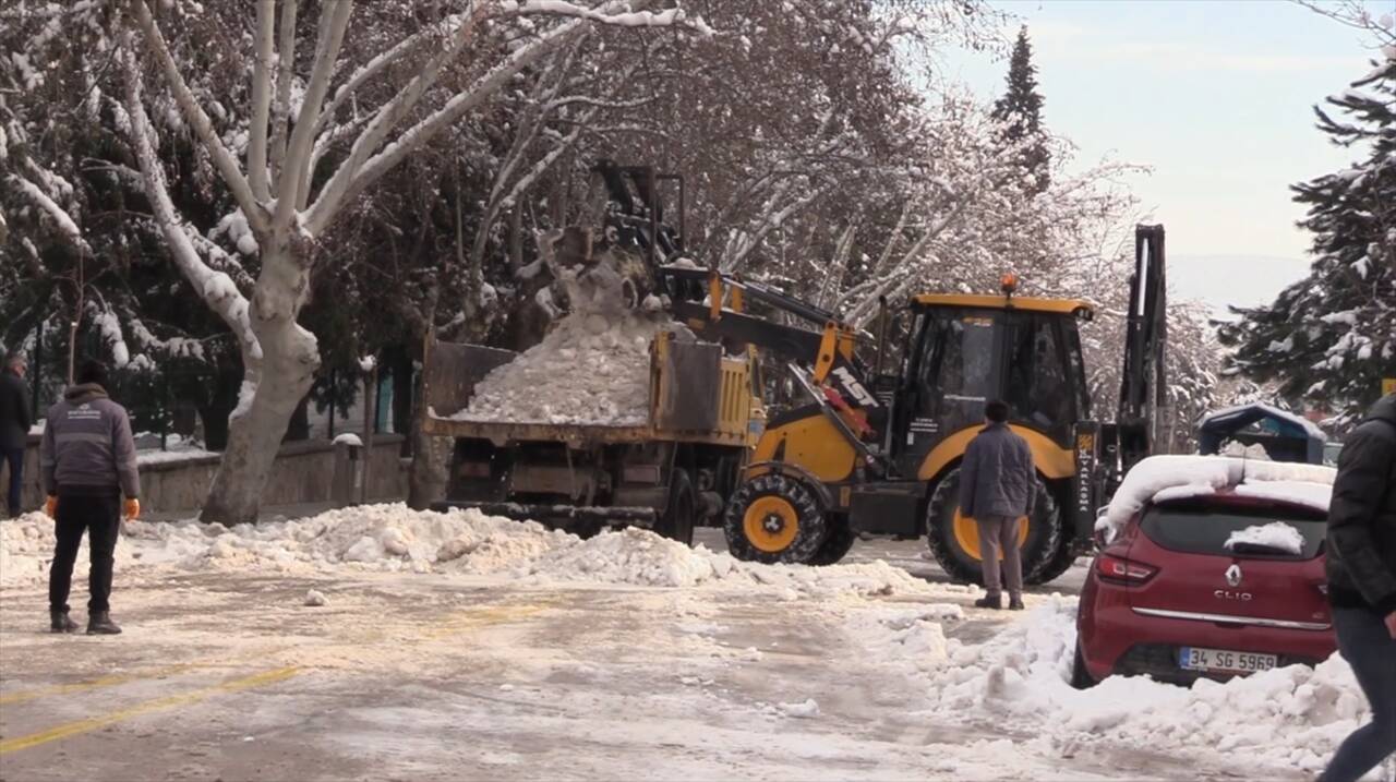 ISPARTA - Kar kütleleri kamyonlarla şehir dışına taşındı