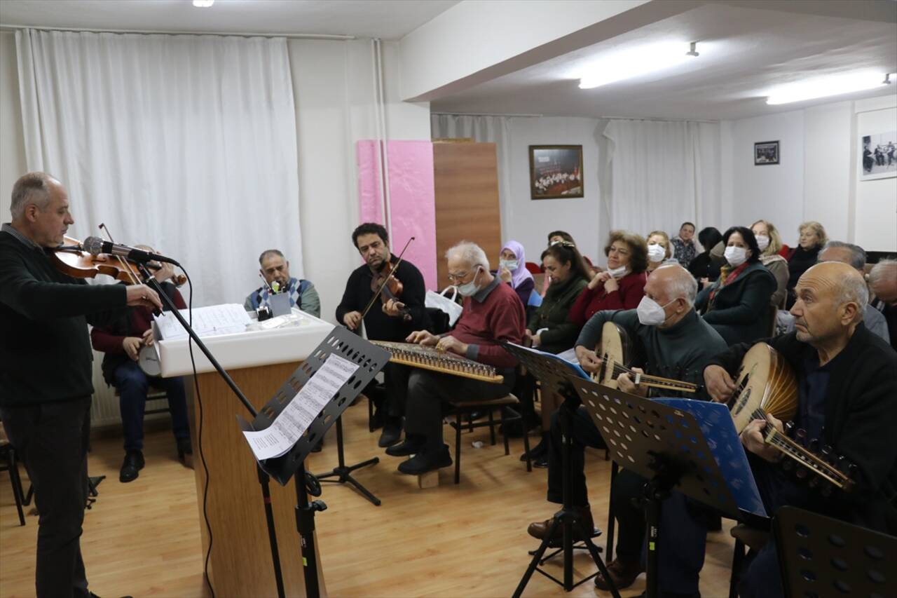 ISPARTA - Lozan Mübadilleri Derneği üyeleri koro ile kaynaşıyor