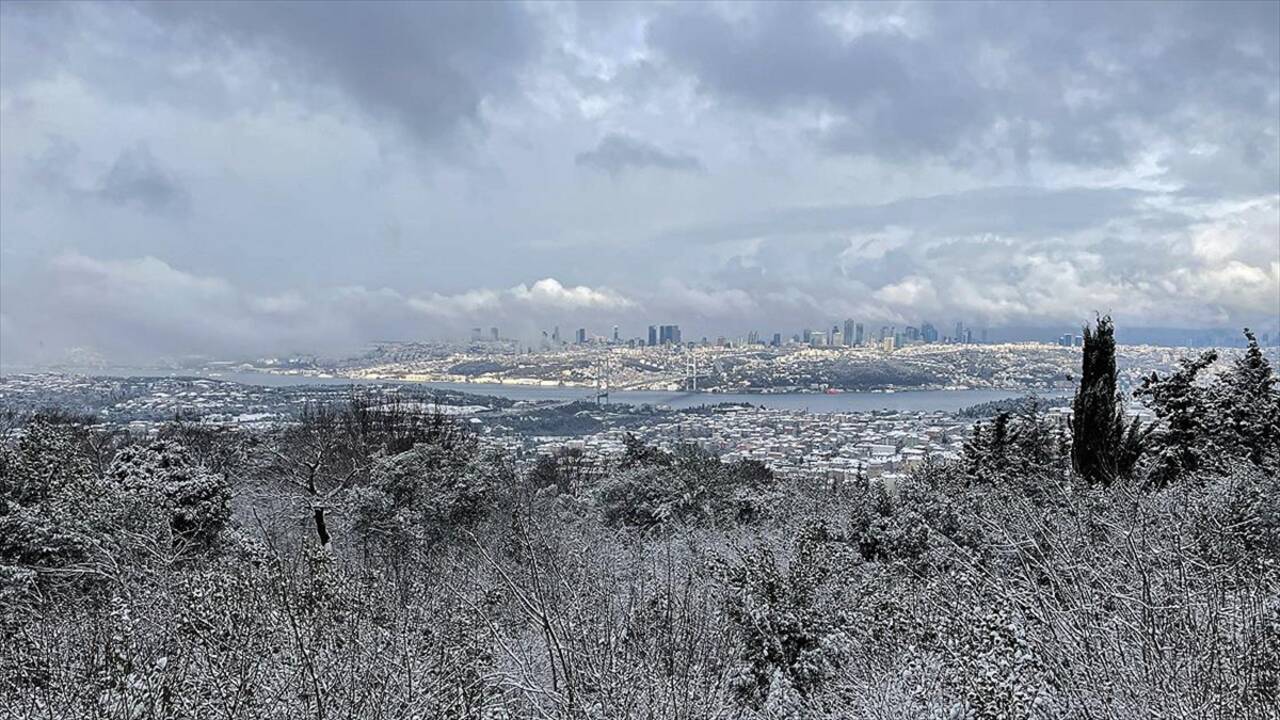 İSTANBUL - Beylikdüzü'nde kar yağışı etkili oluyor