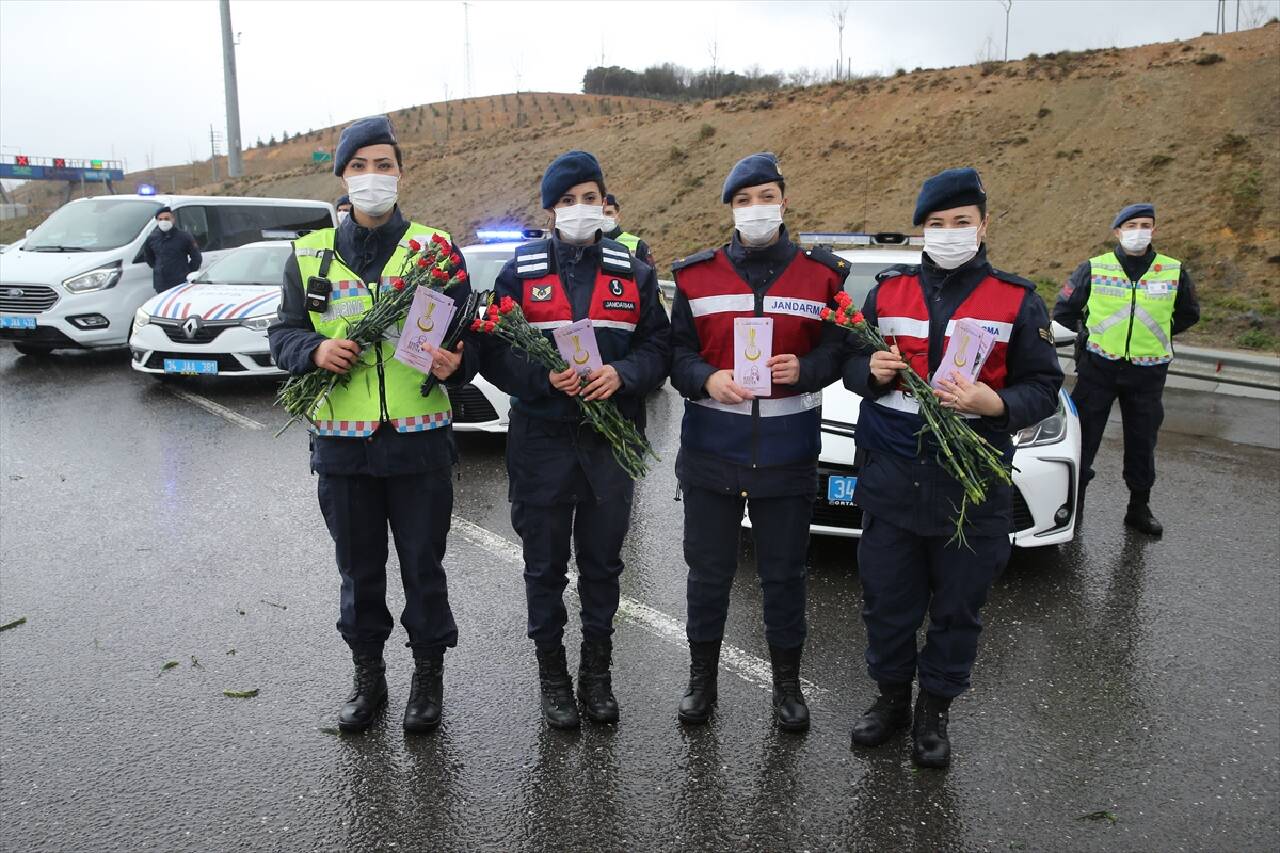 İSTANBUL - Jandarma ekipleri yol kontrol noktasında kadınlara karanfil sundu