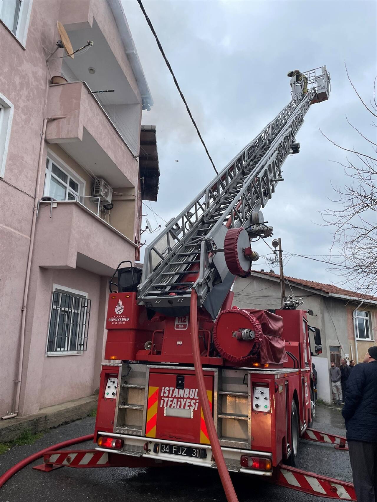 İstanbul'da binanın çatısında çıkan yangın hasara yol açtı