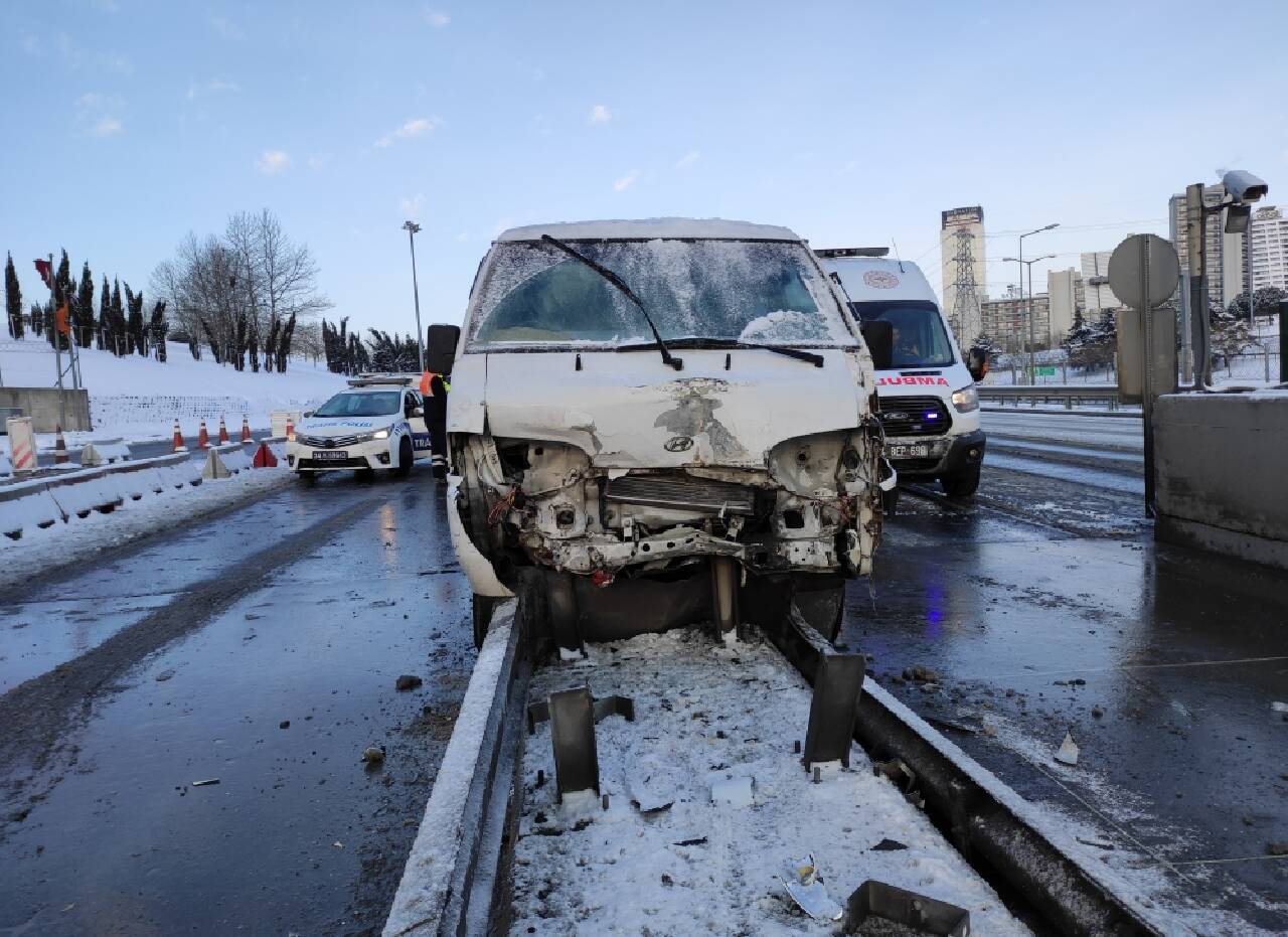 İstanbul'da gişelere çarpan minibüsün şoförü yaralandı