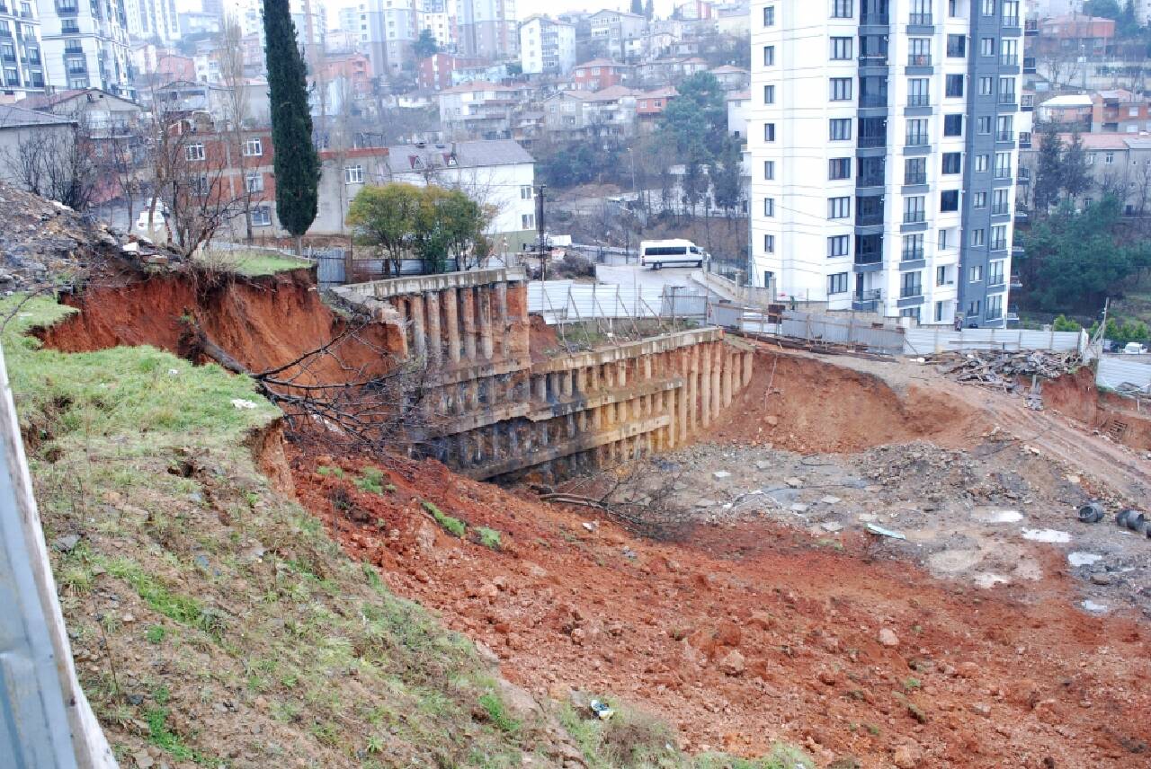 İstanbul'da istinat duvarının çökmesi sonucu toprak kayması meydana geldi