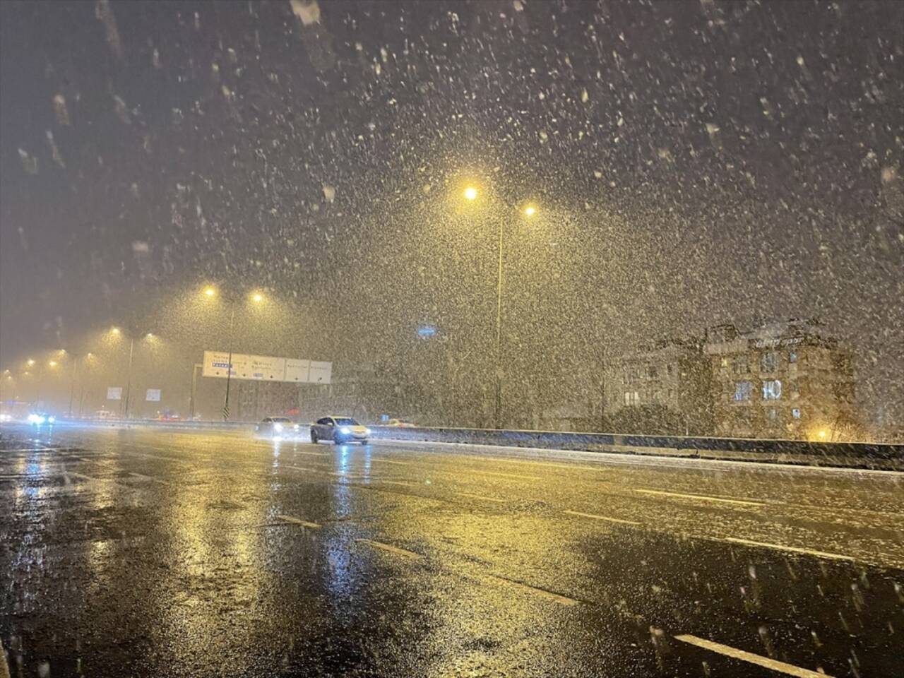 İstanbul'da gece boyu kar yağışı etkili oldu