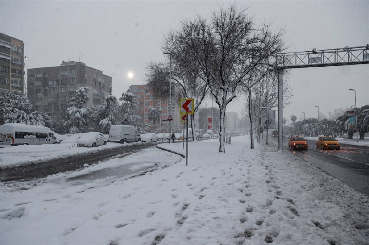 İstanbul'da kar yağışı sabah saatlerinde etkisini artırdı