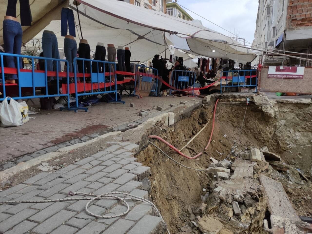 İstanbul'da pazar kurulu alandaki kaldırım çöktü