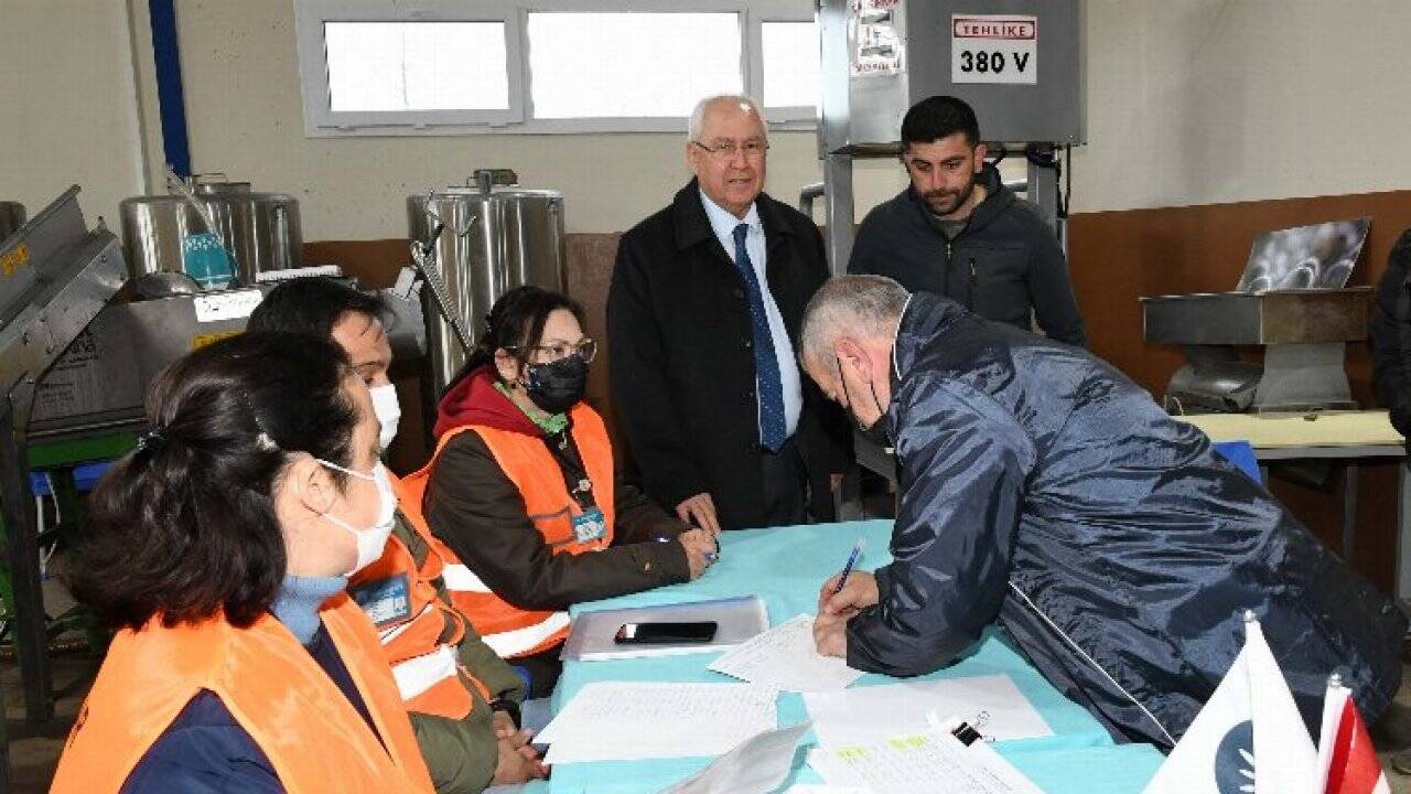 İzmir Karabağlar Belediyesi'nin üreticiye gübre desteği devam ediyor