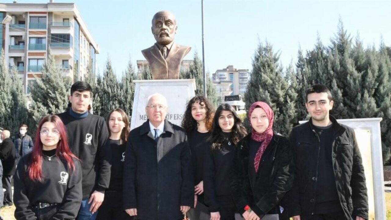 İzmir Karabağlar, İstiklal Marşı'nın 101. yılını kutladı