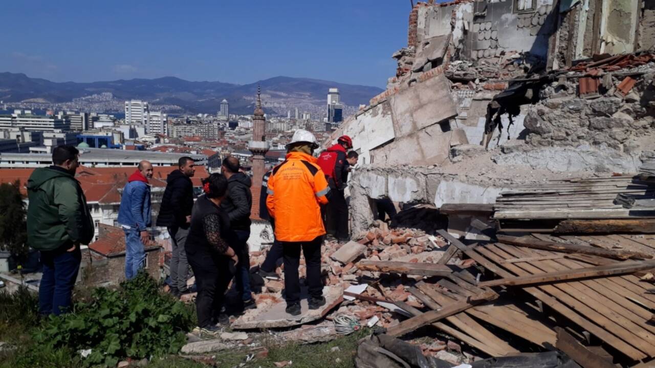 Son Dakika! Hurdacı çöken metruk binanın altında kaldı