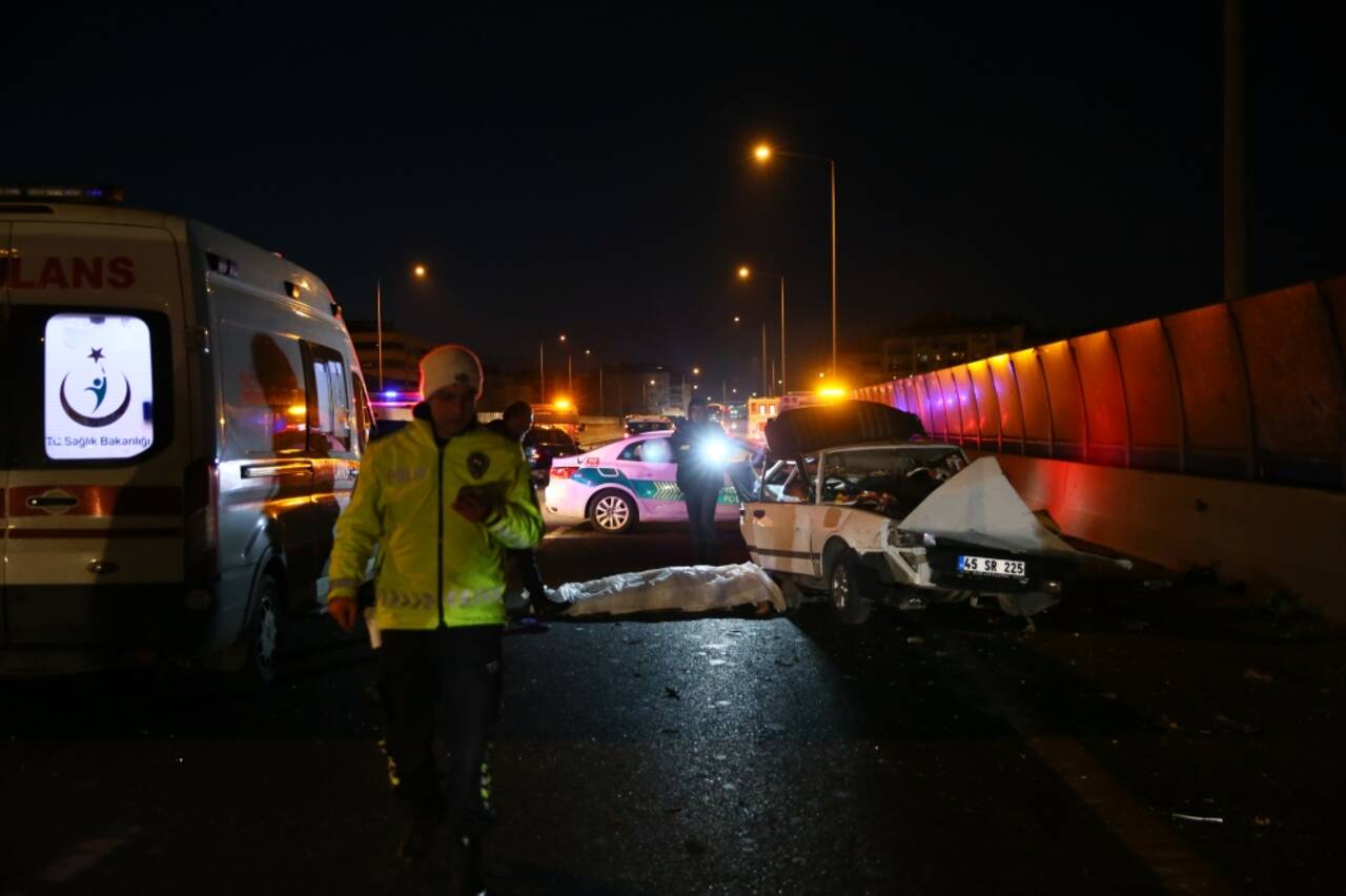 İzmir'de iki otomobil çarpıştı, bir kişi öldü, iki kişi yaralandı