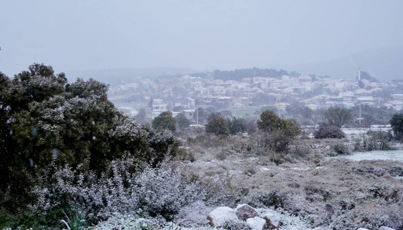 İzmir'in Çeşme ilçesinde kar yağıyor