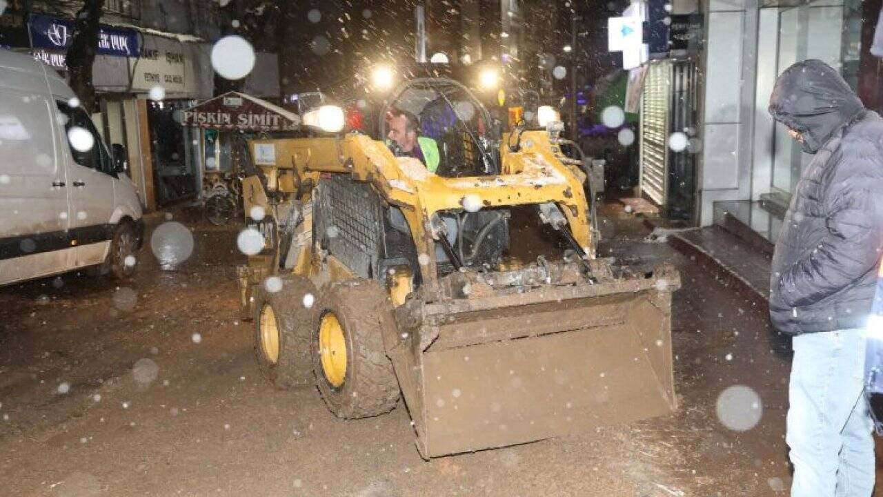 İzmit Belediyesi, Fethiye Caddesi’nde kar kış demeden gece mesaisi yapıyor