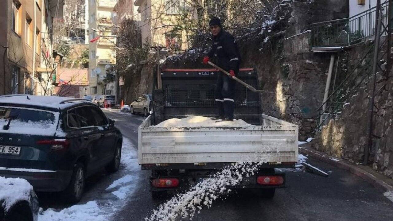 İzmit Belediyesi karla mücadelede, tuzlama çalışmalarını aralıksız sürdürüyor