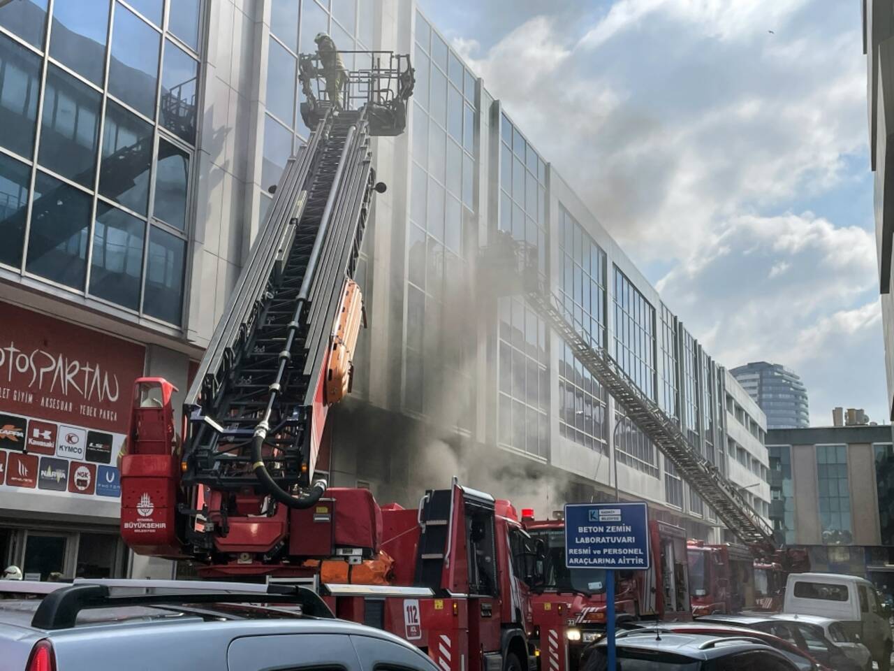 Kadıköy'de bir iş merkezinde çıkan yangına müdahale ediliyor