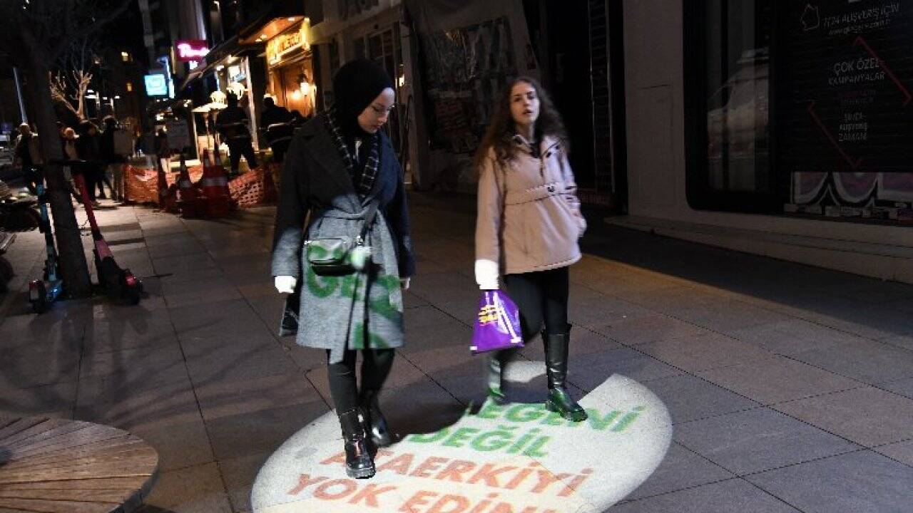 Kadıköy'de sokaklar kadın sözleriyle aydınlandı 