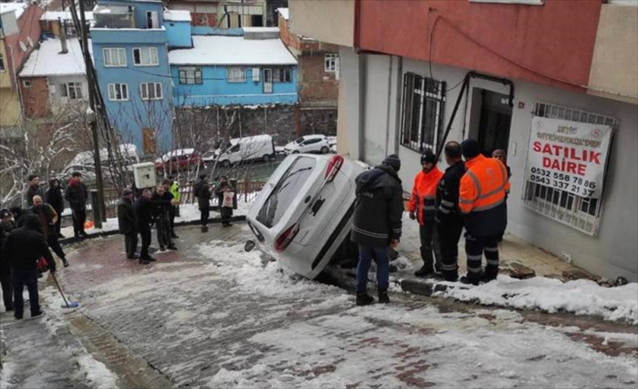 Kağıthane'de buzlu yolda kayan otomobil kaza yaptı