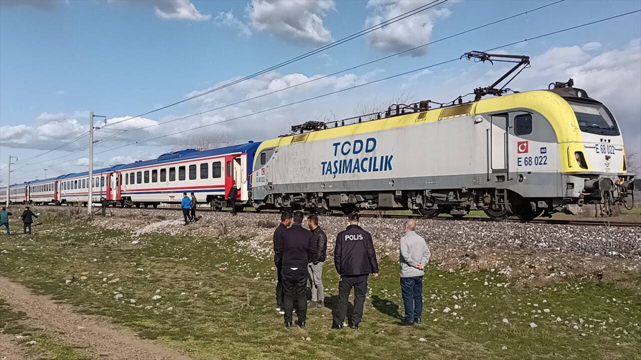 KAHRAMANMARAŞ - Hemzemin geçitte trene çarpan kamyonetteki 2 kişi yaralandı (1)