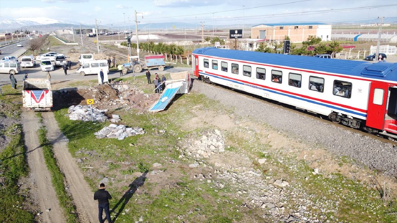 KARS -  Yolda kalan 6 araç ekiplerce kurtarıldı