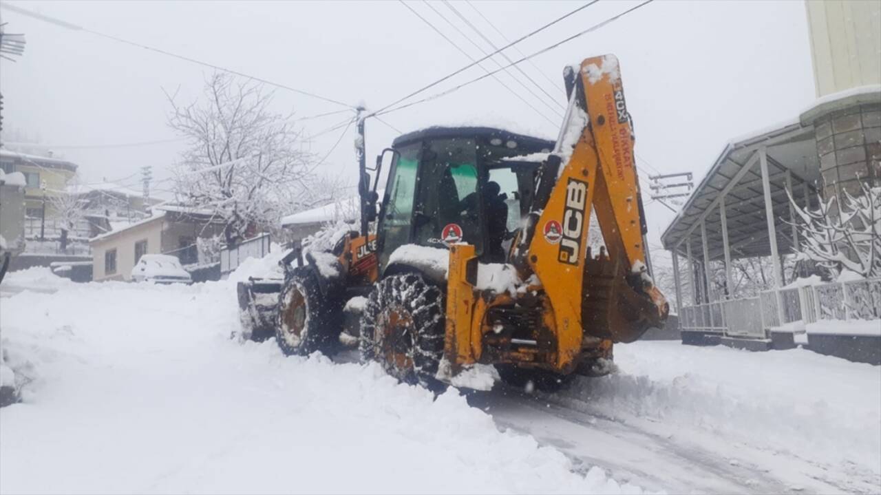 Kahramanmaraş'ta 112 mahallenin yolu kardan kapandı