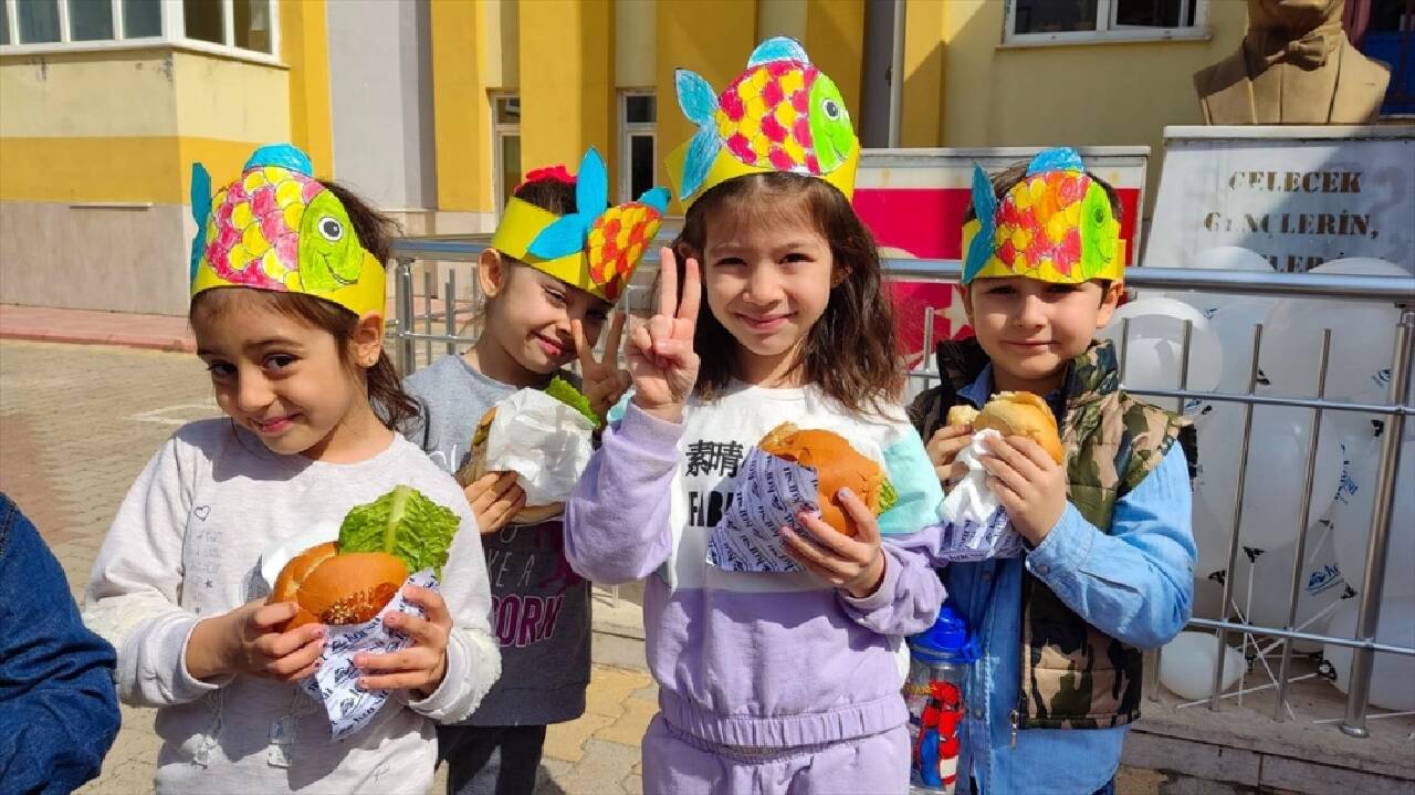 Kahramanmaraş'ta 1250 öğrenciye balık burger dağıtıldı