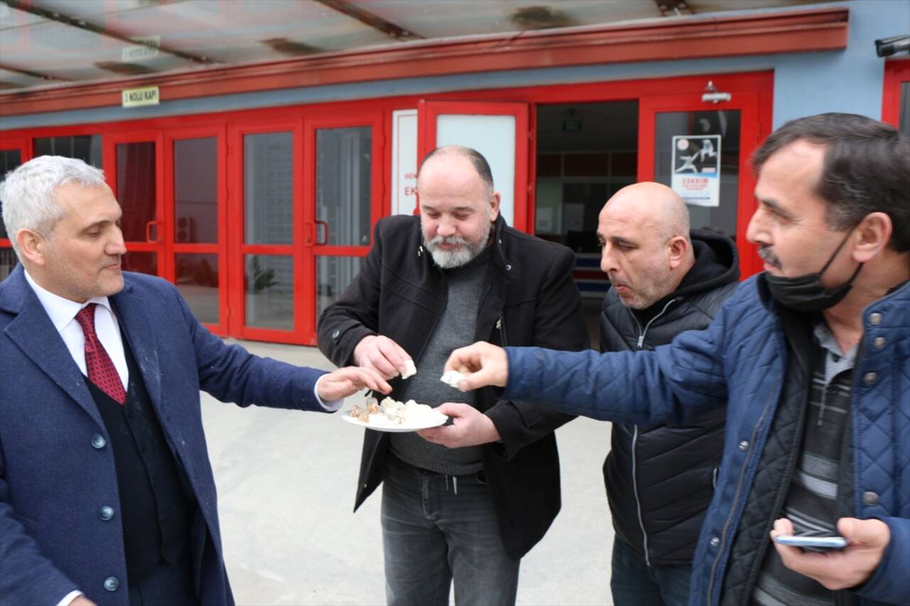 KARABÜK - Bölgesel Amatör Lig'e düşen Kardemir Karabükspor'un Başkanı maç sonunda helva dağıttı