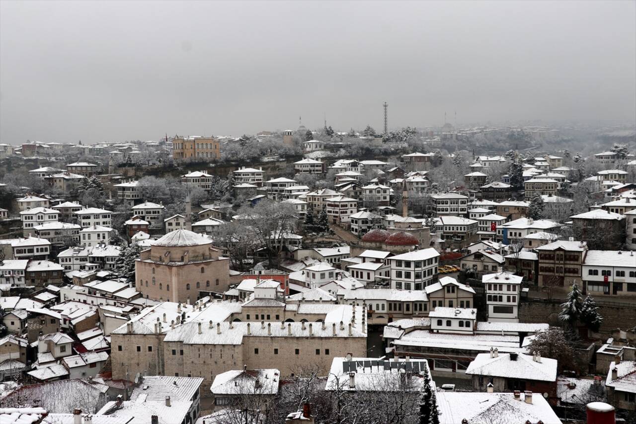 KARABÜK - Kentin yüksek kesimlerinde kar etkili oluyor