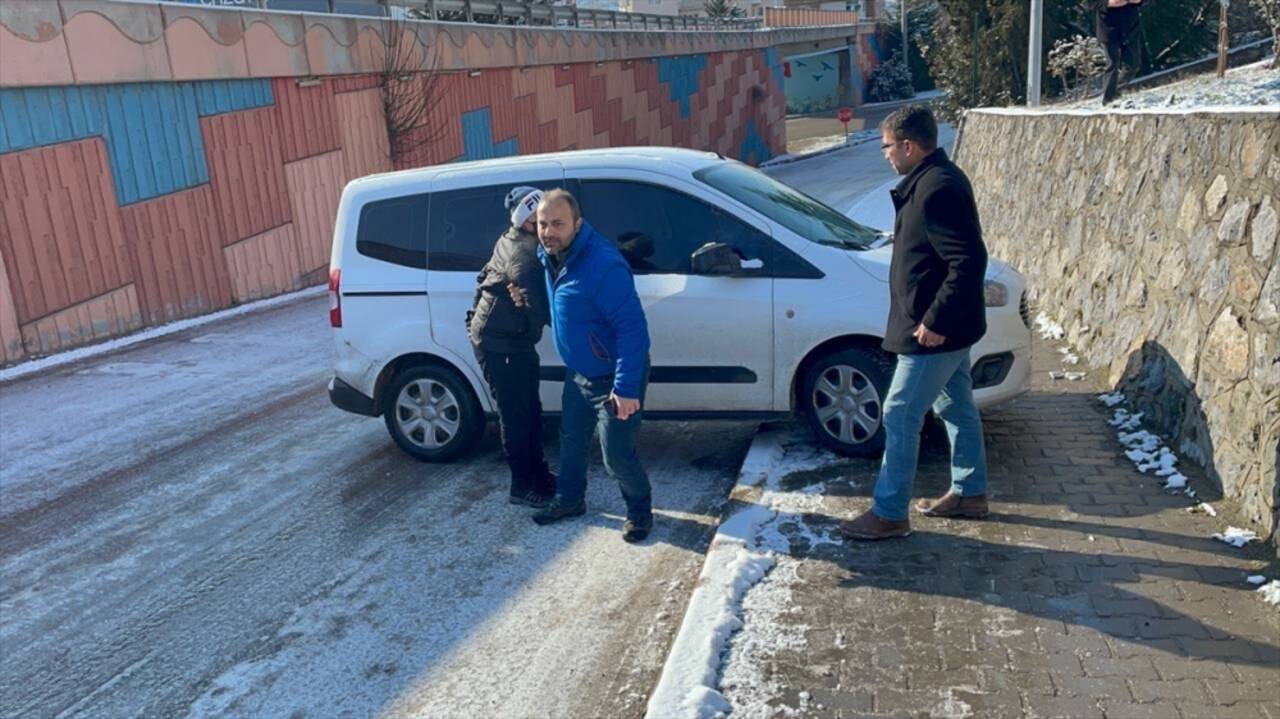 Karabük'te buzlanan yollarda trafik kazaları meydana geldi