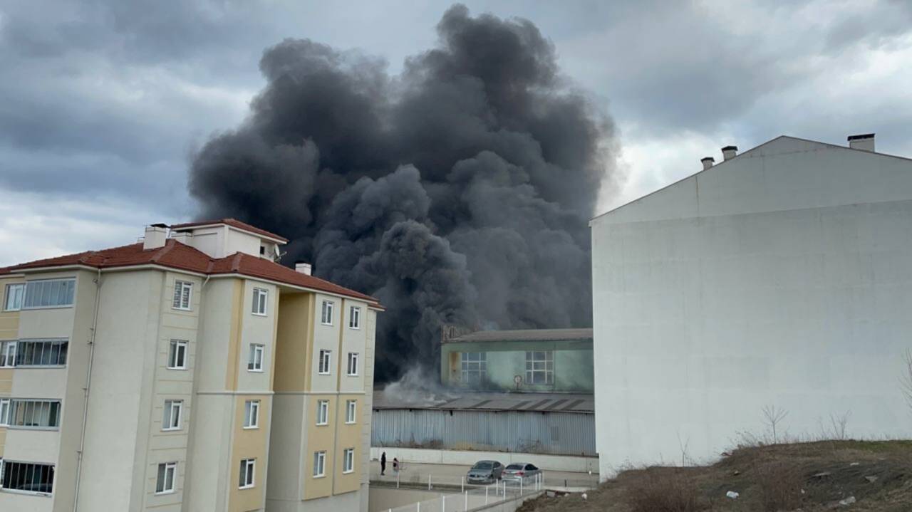 Karabük'te fabrika yangınına müdahale ediliyor