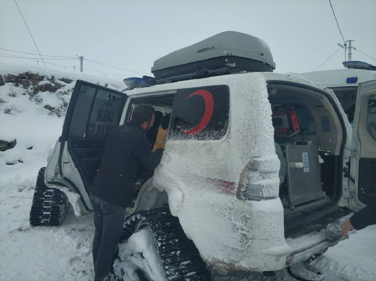 KARS - Sağlık ekipleri köydeki hasta çocuğa paletli ambulansla ulaştı