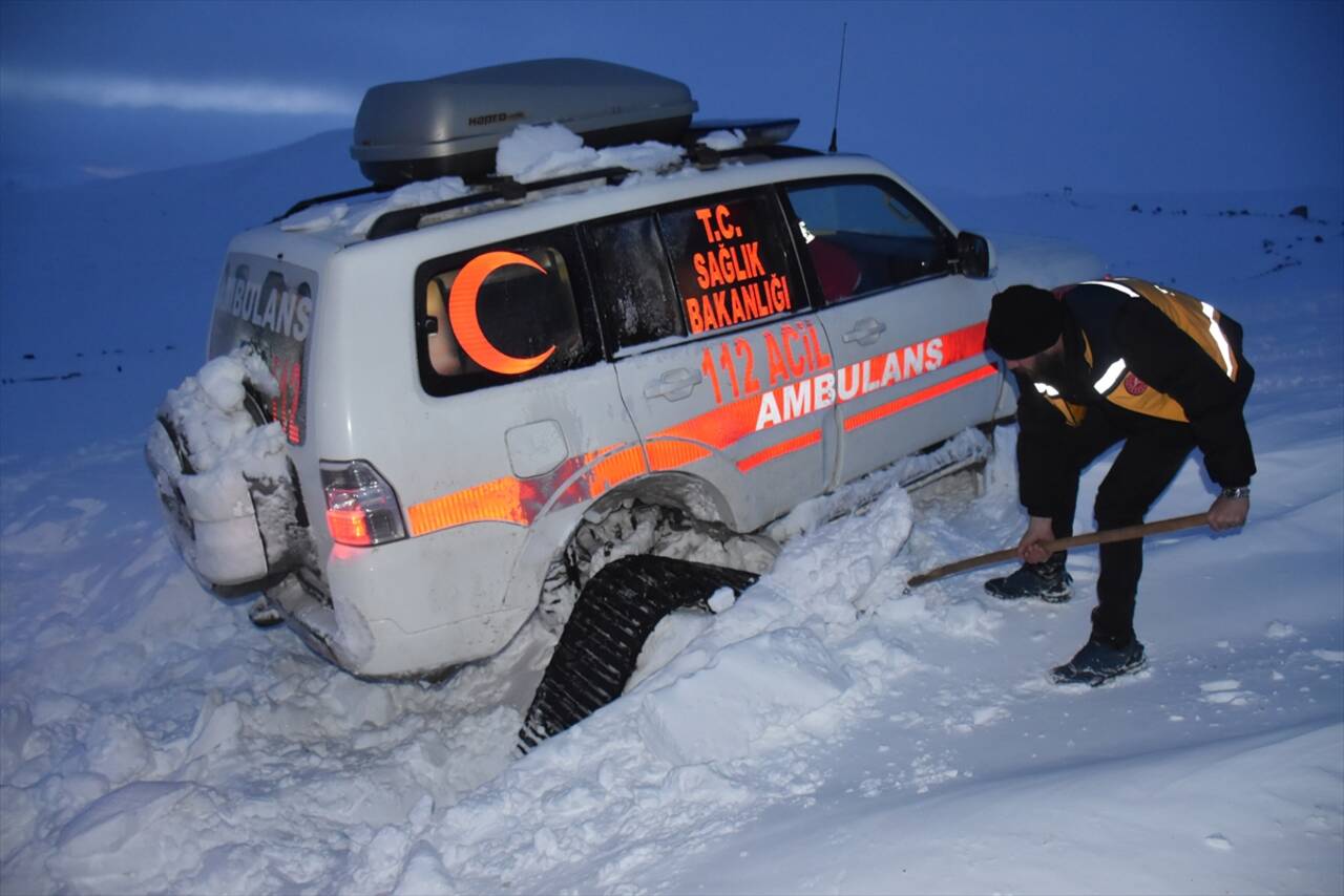 KARS - Yolu kapanan köydeki hastayı hastaneye ulaştırmak için zamanla yarışıldı