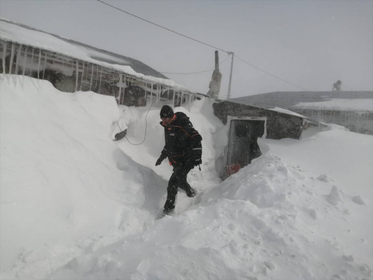 Kars'ta kapısı kardan kapanan evde mahsur kalan aile kurtarıldı