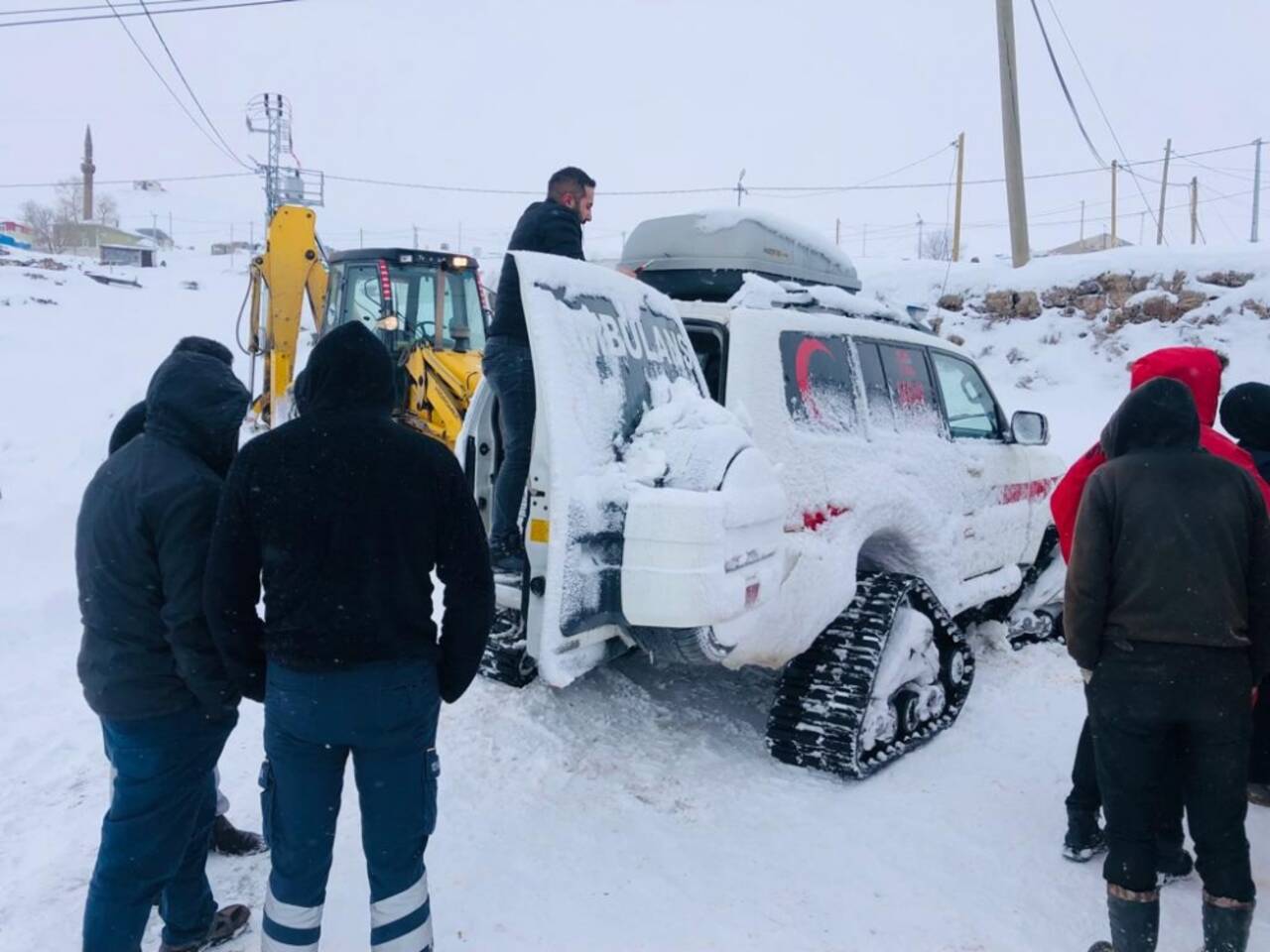 Kars'ta sağlık ekipleri köydeki hasta çocuğa paletli ambulansla ulaştı