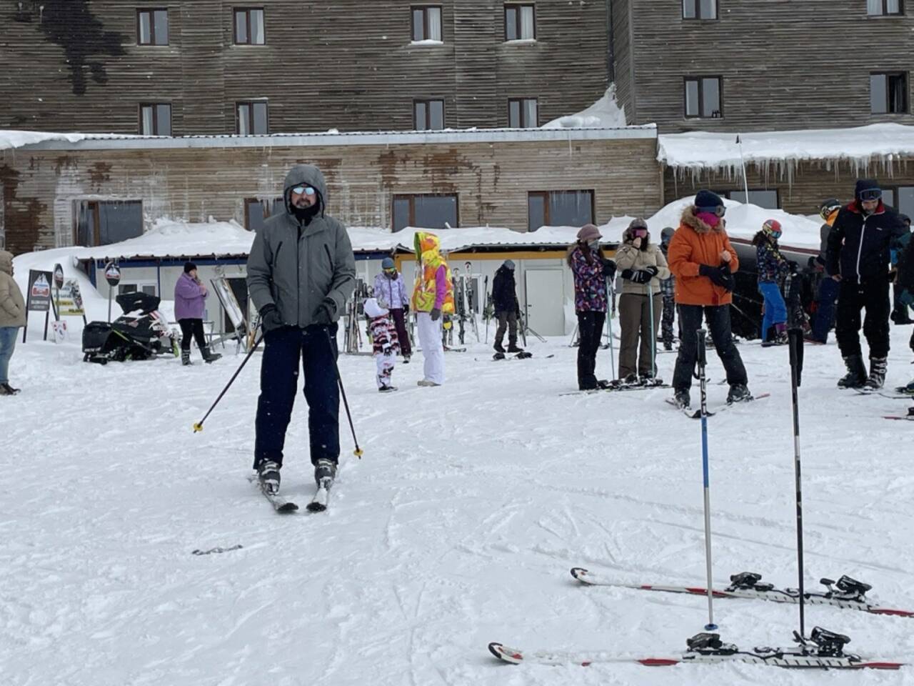 Kartalkaya'ya gelenler tatillerinin keyfini kayak ve snowboard yaparak çıkarıyor