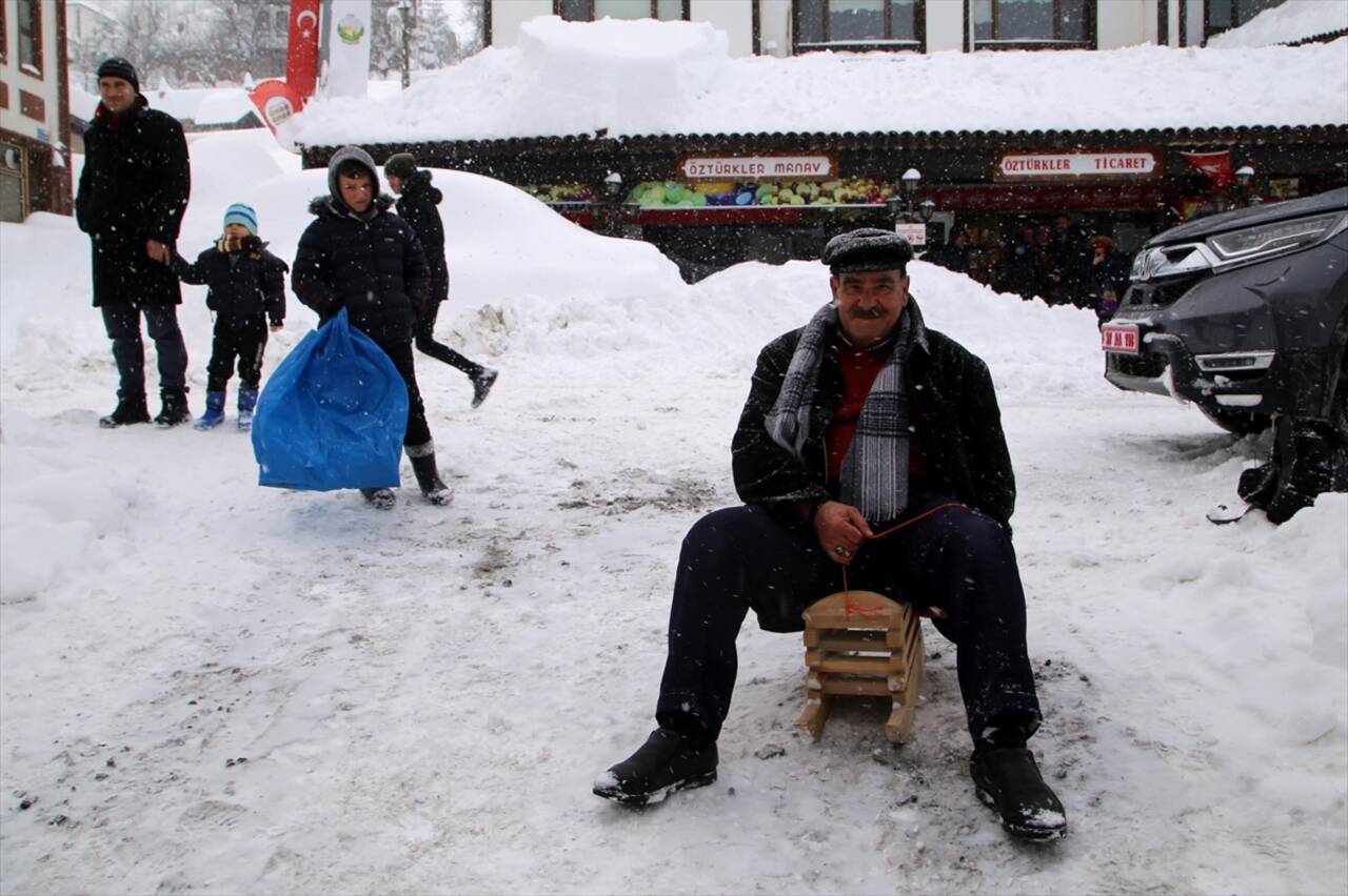 KASTAMONU - Kastamonulu Mustafa dede, mart karının tadını kızakla kayarak çıkardı