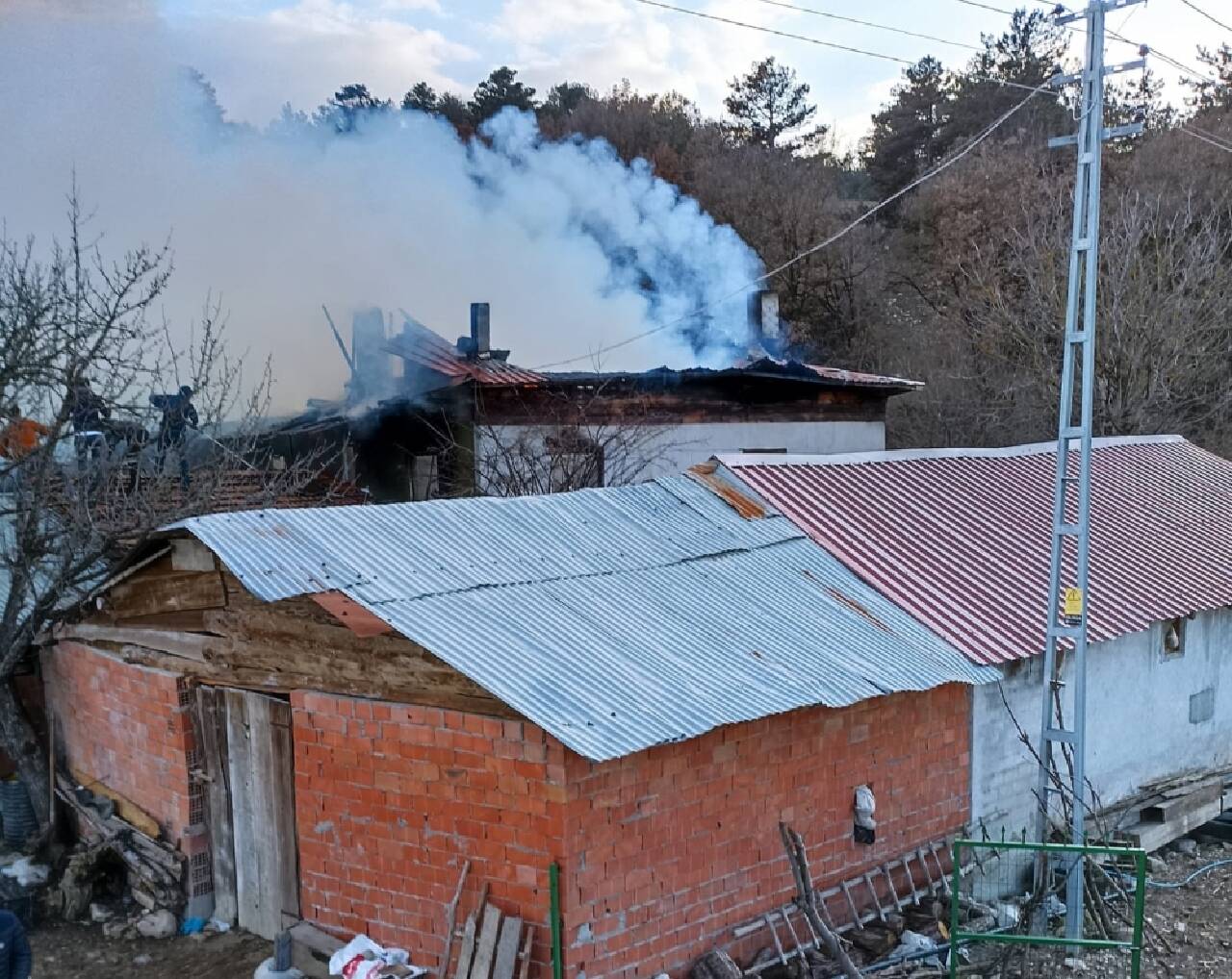 Kastamonu'da 2 katlı ev yandı