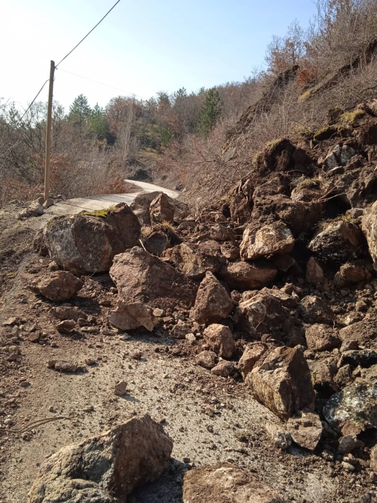 Kastamonu'da heyelan sonucu köy grup yolu ulaşıma kapandı