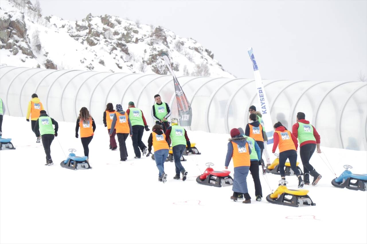 KAYSERİ - Erciyes'te düzenlenen kızak yarışmasında 25 çift hem eğlendi hem yarıştı