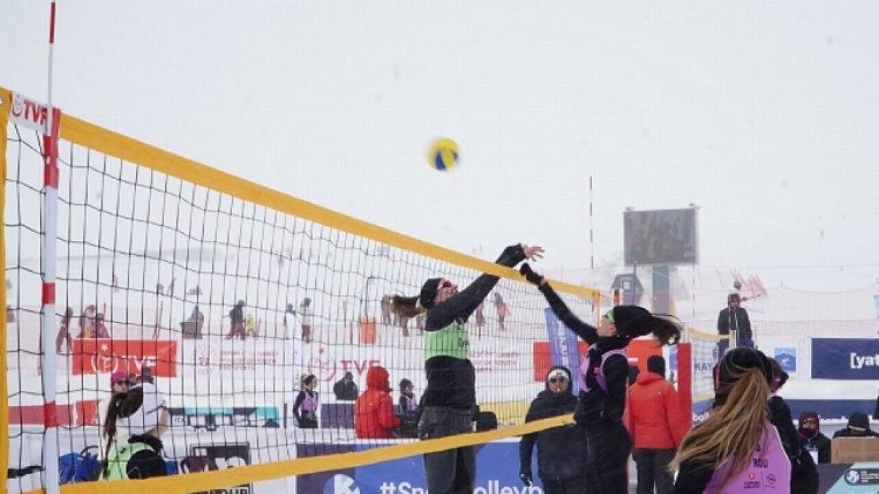 Kayseri Erciyes'te kar voleybolu heyecanı